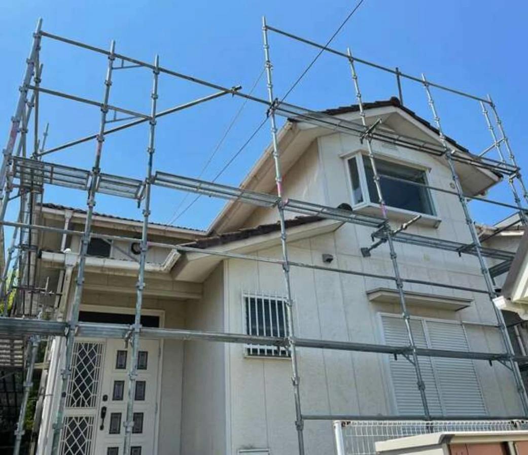 塗装＋太陽光の同時施工で足場代を抑えられる